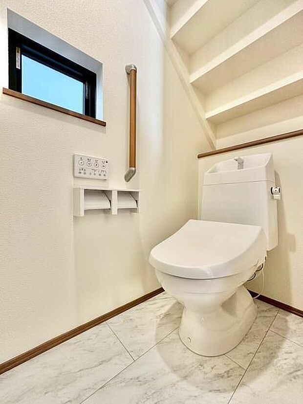 シンプルで洗練されたデザインのトイレ空間です。清潔感があり使いやすさに考慮されています。