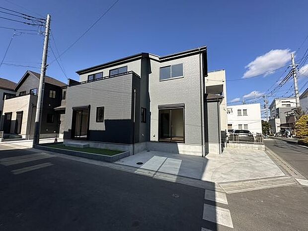 シンプルで上質感のある外観デザイン。小中学校徒歩5分圏内で「行ってきます」から「ただいま」までお子様を身近に感じられる安心環境です！