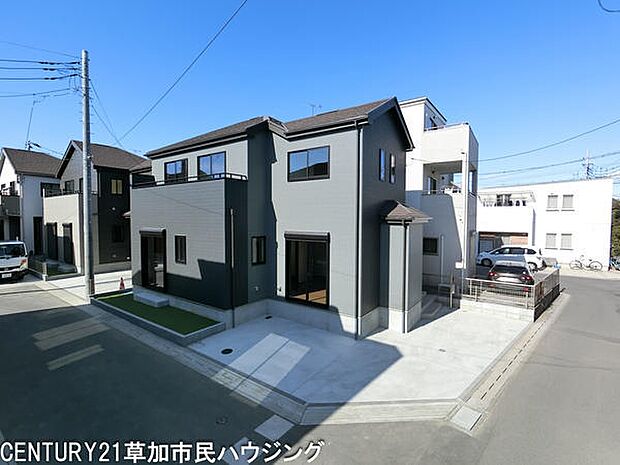 車種により駐車2台分の駐車スペースを確保しており、車の出し入れもスムーズ。前面道路はゆとりある幅で通行も快適です。