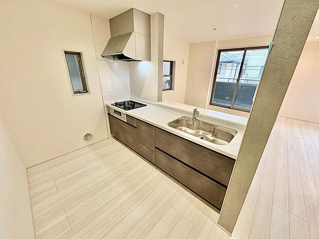 広々としたワークトップが特徴のキッチンです。収納スペースも充実しており、すっきりとした空間を保ちやすい設計。窓からの採光で明るく、開放感のあるレイアウトが魅力です。