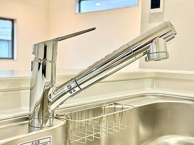 スタイリッシュな水栓が印象的なキッチン。メタリックな質感が空間を洗練された雰囲気にし、シンクまわりもすっきりと整えられ、使い勝手も良好です。