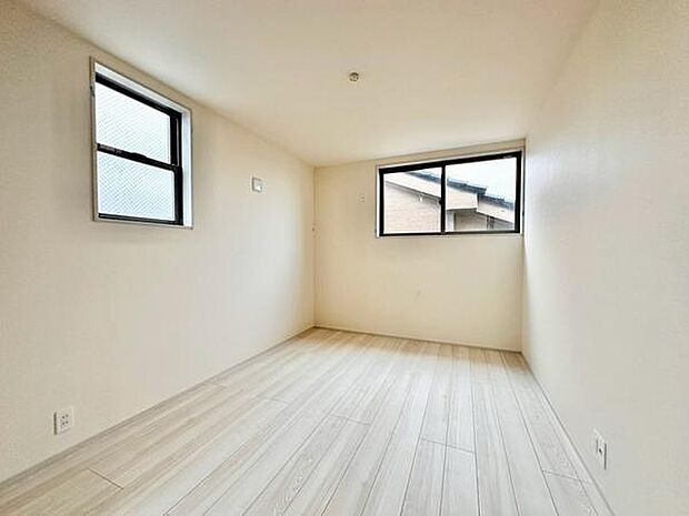 【3階洋室6.0帖】お子様のお部屋にぴったりな、二面採光の明るい洋室です。2方向から風が抜けるため換気がしやすく、湿気や熱がこもりにくい健康的な室内環境を保てます。