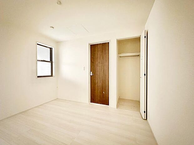 【1階洋室5.25帖】窓があり、明るく風通しの良いプライベート空間です。コンパクトながらも独立したお部屋のため、集中して作業したいテレワークスペースや書斎、趣味を楽しむお部屋として最適です。