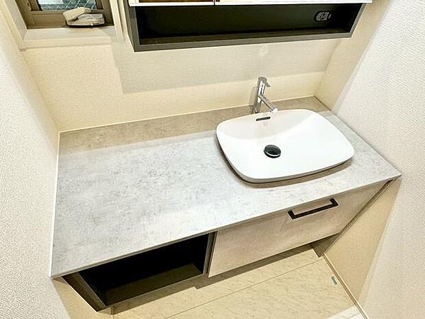 広々としたカウンタースペースと充実した収納を備え、モダンな水栓がアクセントとなった実用的な仕様です。