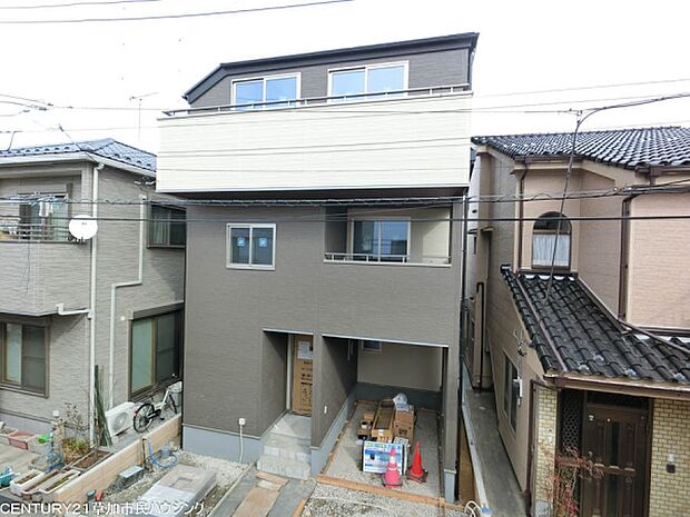 シックな色合いの外観が印象的な住まいです。バルコニーが設けられており、開放感のある暮らしを感じられます。