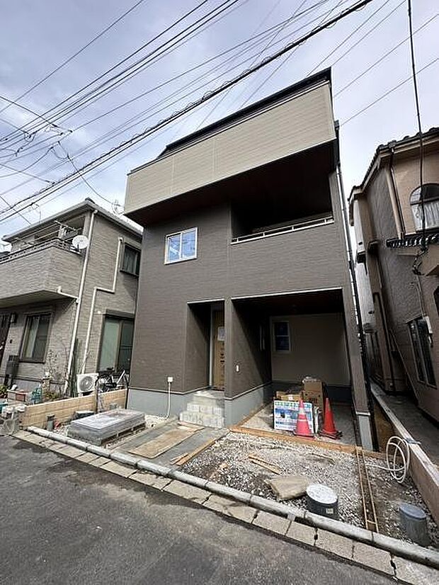 大切なお車を雨風や直射日光から守る、安心のビルトイン車庫付きです。