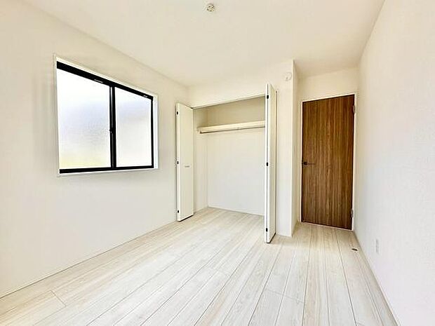 洋室5.25帖落ち着きのあるカラーでまとめた壁とフローリングにより、家具のデザインが引き立つ洗練された空間です。収納付きで、清潔なお部屋づくりをサポートします。