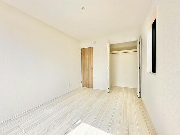 洋室6.0帖バルコニーに面した明るいお部屋で、開放感のある空間が広がります。クローゼットも設置されており、室内をすっきりと保てます。