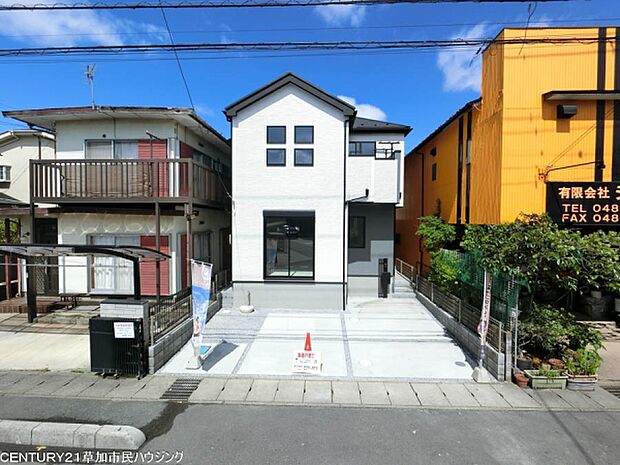 南西道路につき日当たり良好で、白い壁が際立つ爽やかで清潔感のある外観デザインです。