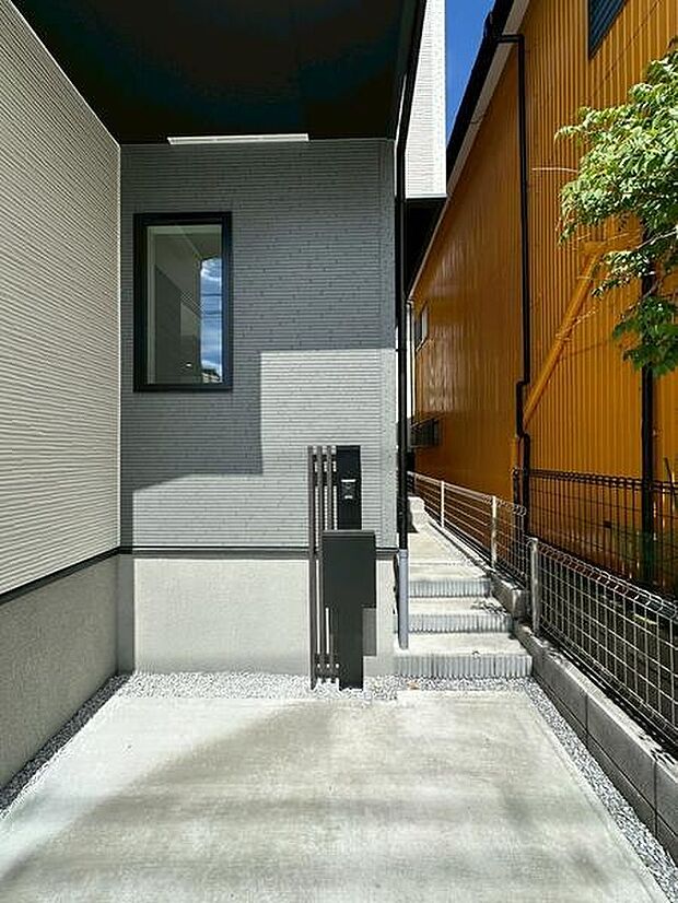 玄関をやや奥まらせることで、道路からの視線を感じにくいプライバシー性の高い住まいです。
