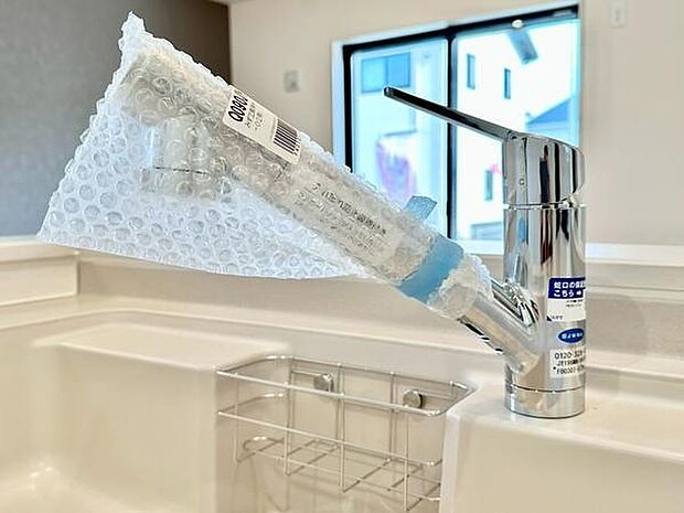 浄水器付き水栓を採用したキッチンは、毎日のお料理や飲み水にも安心して利用可能。家事を快適にサポートする便利な設備です。