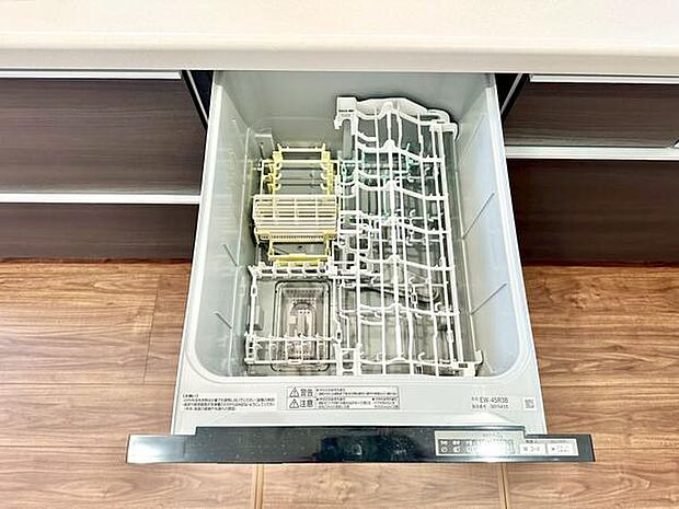 食後の片付けをサポートするビルトイン食洗機付き。衛生的に食器洗いを行う事ができ、忙しい毎日をサポートします。
