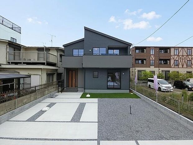 並列4台駐車可能なゆとりある敷地設計。来客時にも安心の駐車台数に加え、お車を使用しない際は、お子様がのびのび遊べる空間としても活用可能です。