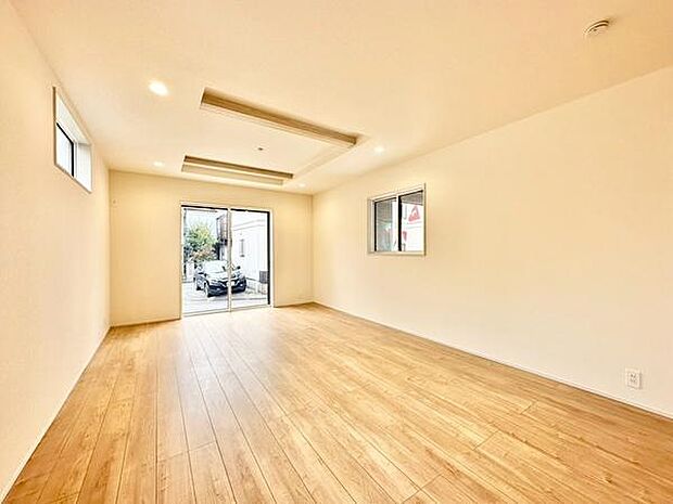 リビングはナチュラルな木目調の床が広がり室内を明るく見せてくれます。採光窓が複数あり自然光がしっかり入ります。天井のデザインが空間にアクセントを与え開放感を感じられます。