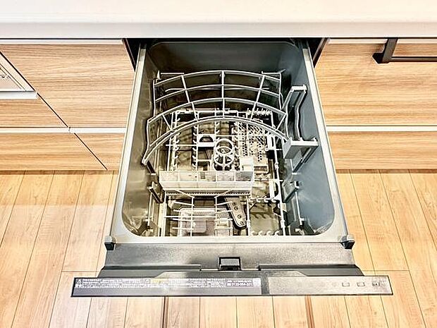 キッチンに便利な食器洗い乾燥機が設置されています。手間を減らして効率的に家事が進みます。シンプルなデザインが空間に調和しています。使い勝手にも配慮された仕様です。清潔感のあるキッチンとなっています。