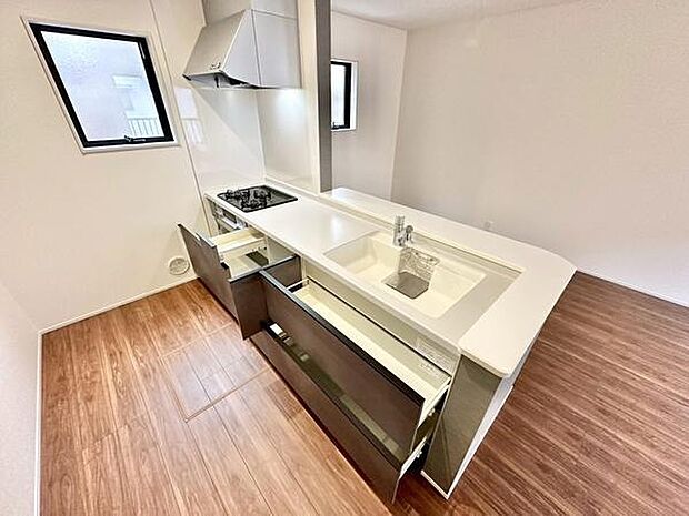 明るい採光が魅力のキッチンで、収納スペースが豊富なためシンクやコンロ周りもすっきりとしています。広々とした調理台が備わり、清潔感があるため、今のまますぐに快適に使い始められます。