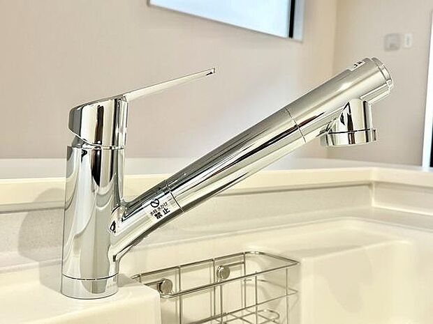 シンプルで洗練されたシングルレバー水栓が設置され、水まわりに清潔感を演出しています。キッチン空間に統一感があり、メンテナンスもしやすいデザインです。