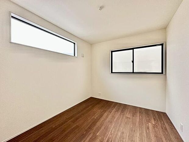 5.3帖の洋室で二面採光があり、明るく風通しの良い空間です。収納も備わっており、使い勝手の良いお部屋です。