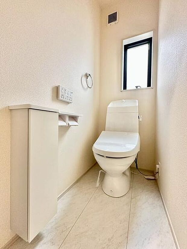 窓が設置されているため明るさを感じられるトイレです。収納スペースも設けられておりすっきりとした印象があります。清潔感のあるデザインで使いやすさが考えられています。コンパクトながらも落ち着いた空間です。