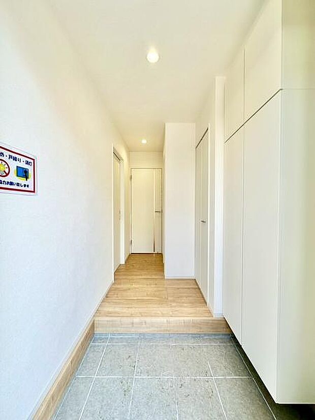 シンプルでナチュラルな玄関。散らかりがちな玄関周りがすっきり片付く、天井まで高さのある大容量収納。ご家族の靴を豊富に収納します。