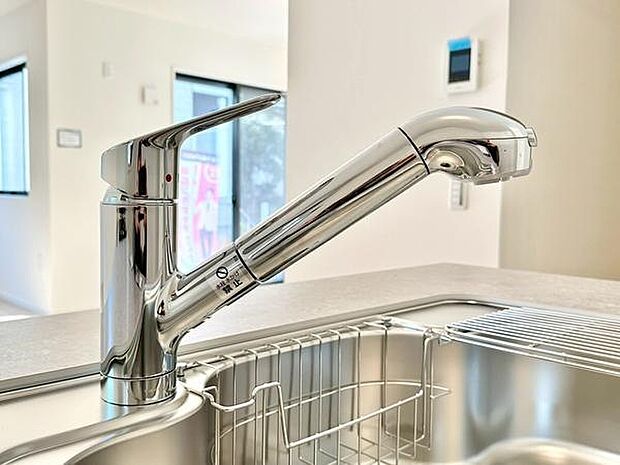 使い勝手の良いシングルレバー混合水栓で、簡単に水量と温度を調整可能です。