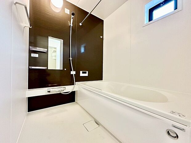 白を基調した空間に、一面のみダークな壁を配置した、シックな洋室です。ランドリーパイプ設置済みで、雨の日や花粉の季節も室内で洗濯物を干せます。