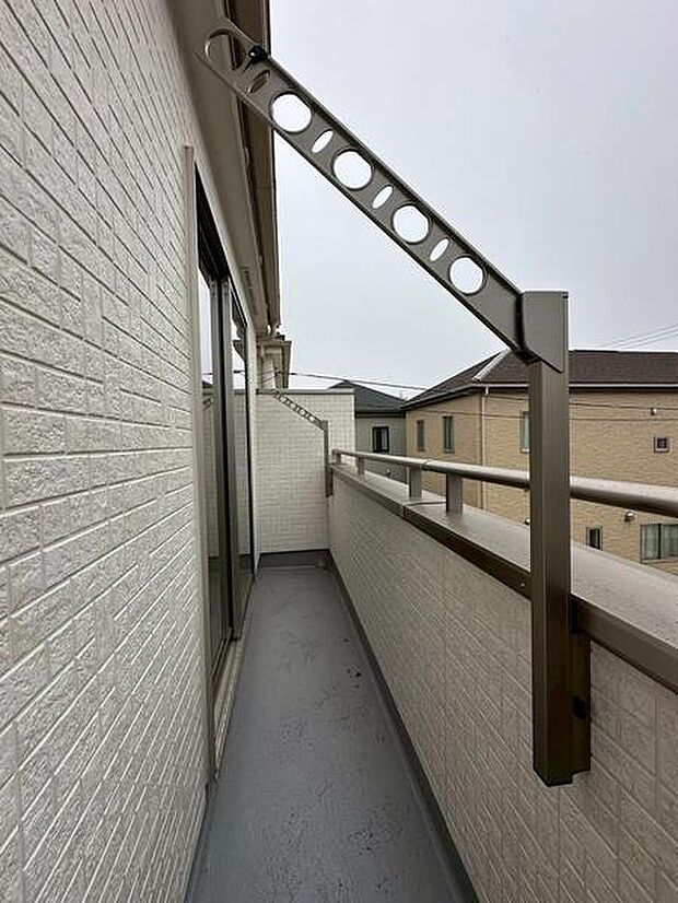 十分な奥行きがあり洗濯物干しやちょっとした作業に便利です。手すりはしっかりとした造りで安心感があります。