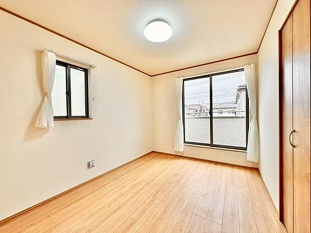 【6.5帖 洋室】二面採光で明るく、木目調フローリングが温かみをプラス。大きな窓から外の景色が広がり、圧迫感のない開放的な空間です。