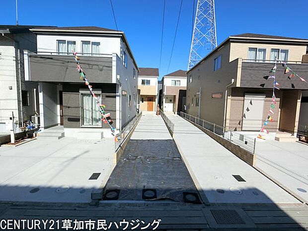 新築の戸建てが並び統一感のある外観が魅力です。明るい外観とシンプルなデザインが印象的です。前面道路が広く車の出し入れもスムーズに行えます。清潔感のあるエントランスもポイントです。