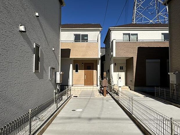 玄関まで距離があることで、表通りから奥まった落ち着いた住環境。静かで安全な暮らしを実現できます。