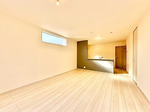 【16帖LDK】明るく開放的なリビングです。キッチンとのつながりがスムーズなレイアウトで毎日の家事動線もスムーズに!