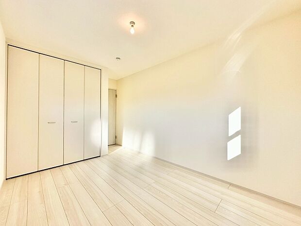 【6.5帖】大きな窓からやわらかな自然光が入る明るい寝室です。シンプルな内装でさまざまなインテリアに調和します。フローリングの質感が温かみを感じさせる空間となっています。