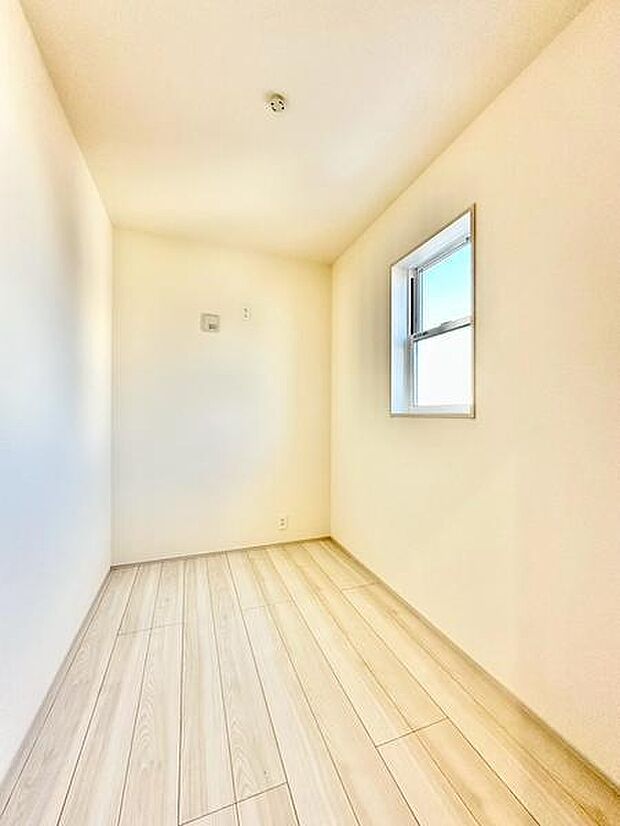 【3帖テレワークスペース】明るい色調でまとめられた3帖のテレワークスペースは、落ち着いて作業に集中できる快適な空間。在宅ワークや読書、作業時間も快適に過ごせます。