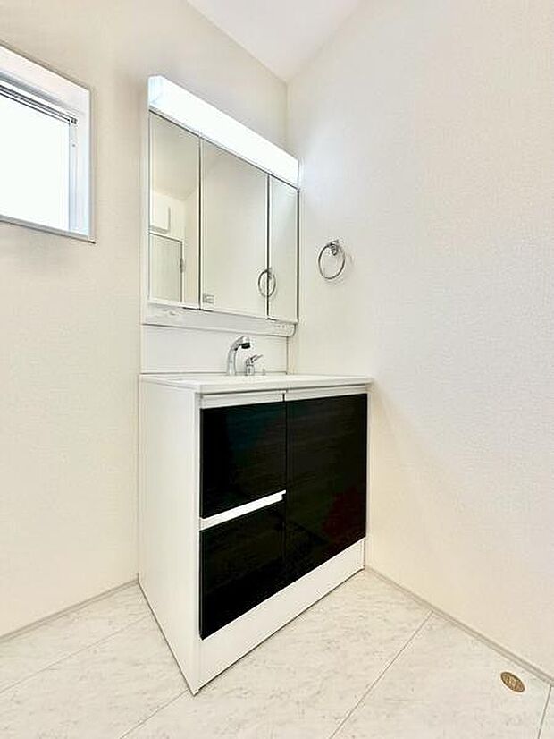 明るい色調で仕上げられた洗面所は日々の身支度にも快適な印象です。タオルや日用品をスッキリ収納できる空間で、洗面空間を毎日美しく快適に!