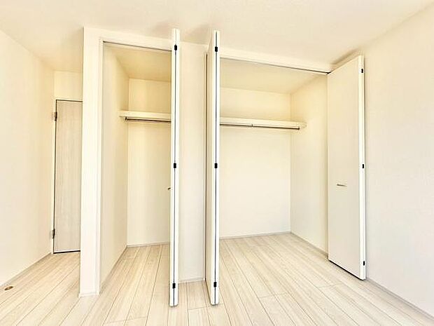 寝室に設けられた多趣味のご家族にも嬉しいダブルクローゼット!ハンガーパイプ付きで長い衣類の収納にも便利です。