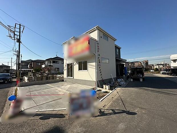 落ち着いた色合いの住宅が毎日お出迎えします。小中学校徒歩10分圏内で「行ってきます」から「ただいま」までお子様を身近に感じられます!