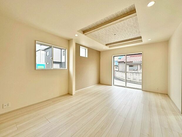 【17帖】リビングは大きな窓があり自然光がたっぷり差し込みます。天井のデザインも特徴的で開放感のある空間です。シンプルな内装が印象的でどんな家具にも合わせやすいリビングです。
