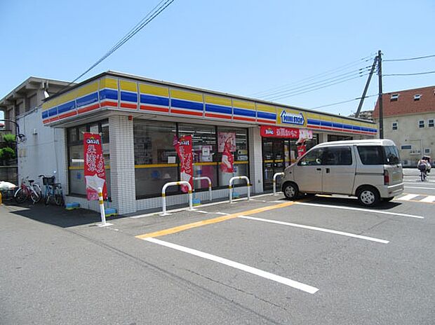 ミニストップ 草加新里町店まで320m、ミニストップ 草加新里町店320m(徒歩4分)