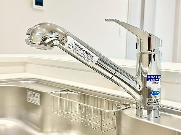 温度や水量の調整がしやすいシングルレバー水栓を採用。片手で簡単に操作でき、調理中の使い勝手にも優れています。
