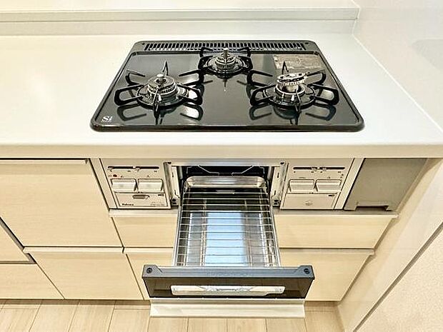 3口ガスコンロで同時調理可能。メイン料理2品を手前のコンロで調理しながら、奥の小バーナーで汁ものを調理するなど、複数の調理を一度に行うことができます。