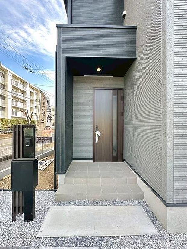 屋根付きの玄関で雨の日のお出かけやお荷物の多い日の出入りもスムーズに!玄関ドアを雨風から守ります。