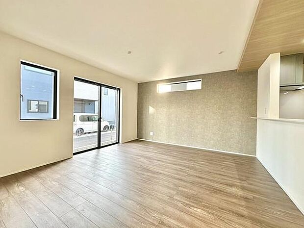 【16帖】明るい光が差し込むリビングです。折り下げ天井が印象的な広々とした空間です。窓からの自然光が室内をやさしく照らします。