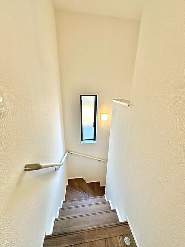 階段に窓があることで、自然光が差し込み、暗くなりがちな空間も明るく開放的に。毎日の移動が気持ちよく感じられ、家全体に温かみを与える素敵なポイントになります。