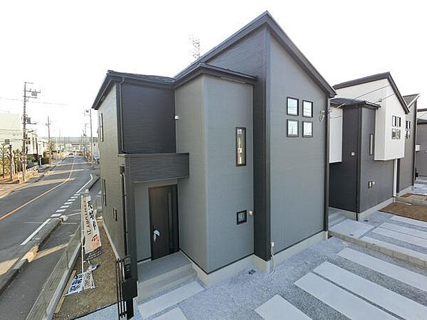 広々とした44坪以上の敷地で開放感を実感いただけます。駐車スペースは並列2台分確保。忙しい朝や荷物の積み下ろしも、ストレスフリー設計です!