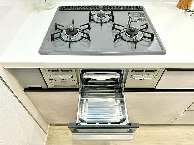 毎日の料理をもっと楽しめる、機能性に優れたキッチン設備。三口コンロで手際よく調理ができ、魚焼きグリルでは焼き魚やグリル料理など、食卓のレパートリーを広げてくれます。