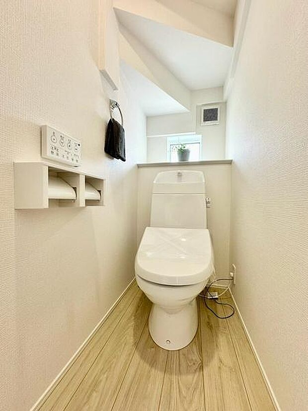 【1階トイレ】窓付きで、換気もしやすく、清潔に保ちやすいトイレ空間。