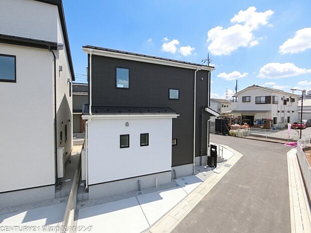 深みのあるカラーをベースに、白を効果的に取り入れた外観。色のコントラストが建物のフォルムを引き立てます。