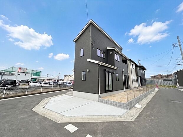 2台分の駐車スペースがあり、ご夫婦でそれぞれ車を停めたり、来客時にも活用できます。(車種による)