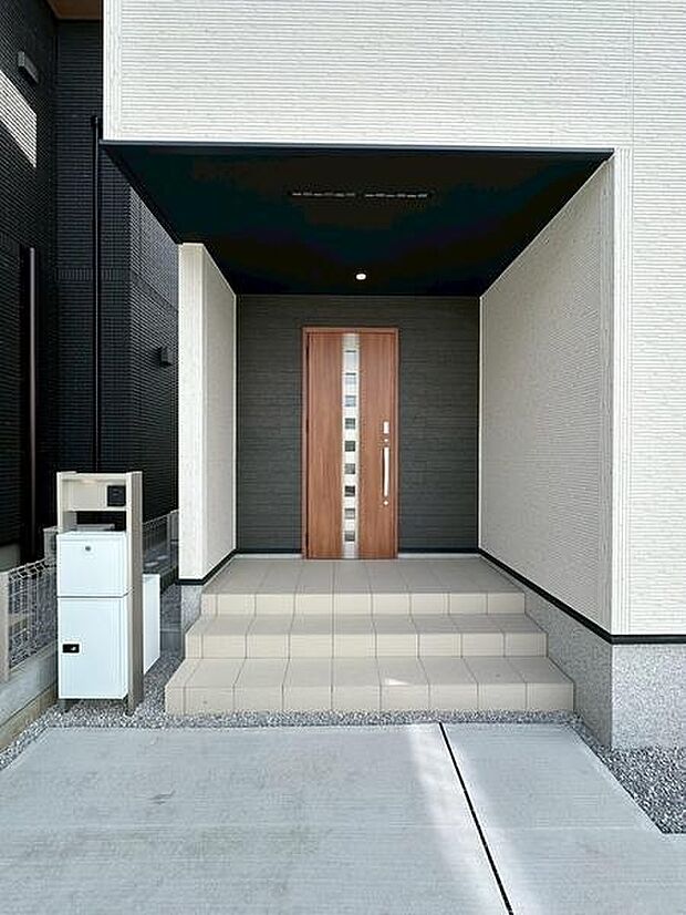 ゆとりある玄関ポーチで雨の日も安心。屋根付きの広めの玄関ポーチが確保され、鍵の開閉や荷物の出し入れの際も雨にぬれにくく、毎日の出入りが快適です。
