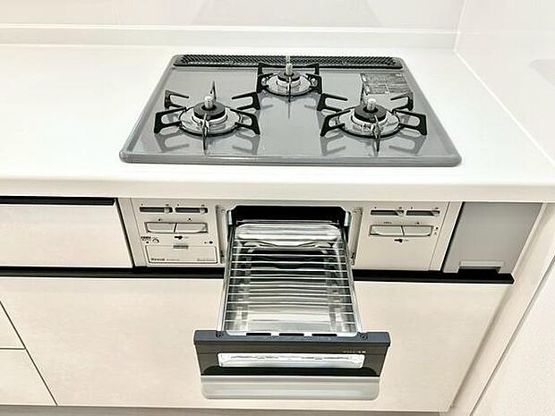 魚焼きグリル付きの3口ガスコンロで、同時調理もスムーズ。毎日の料理の幅が広がり、家事効率も高まる使い勝手の良いキッチンです。